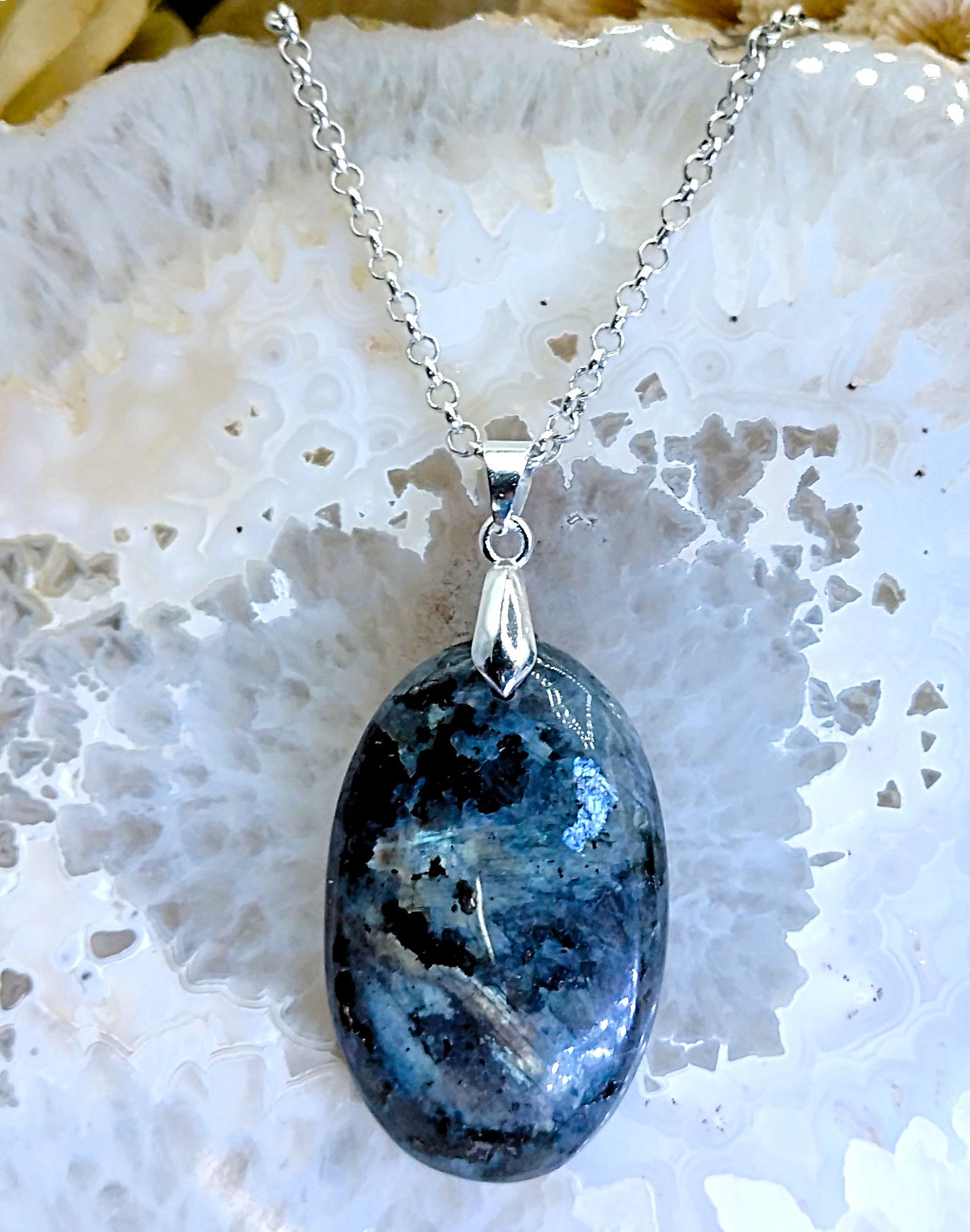 Larvikite (Labradorite grise)