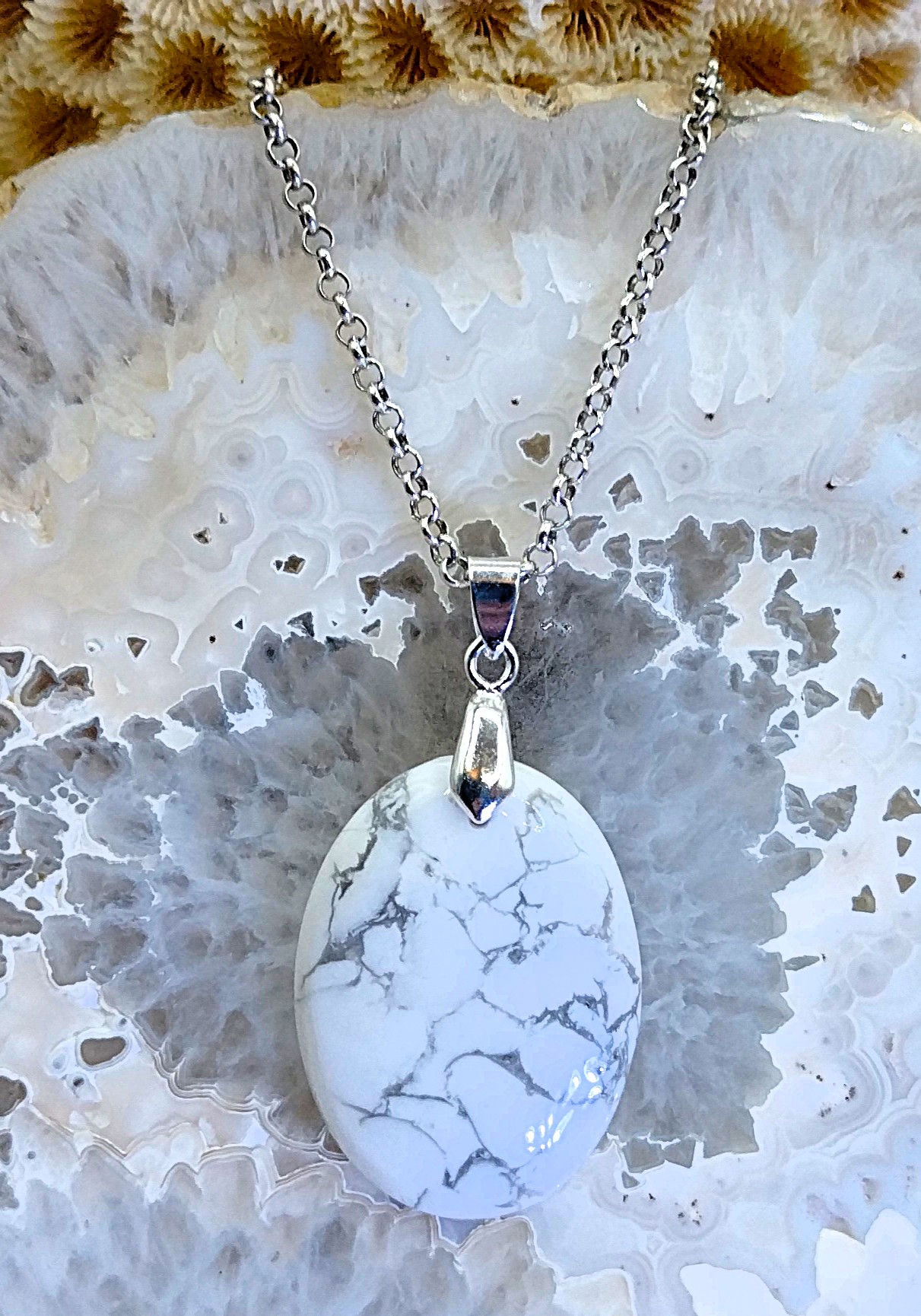 Howlite des Alpes