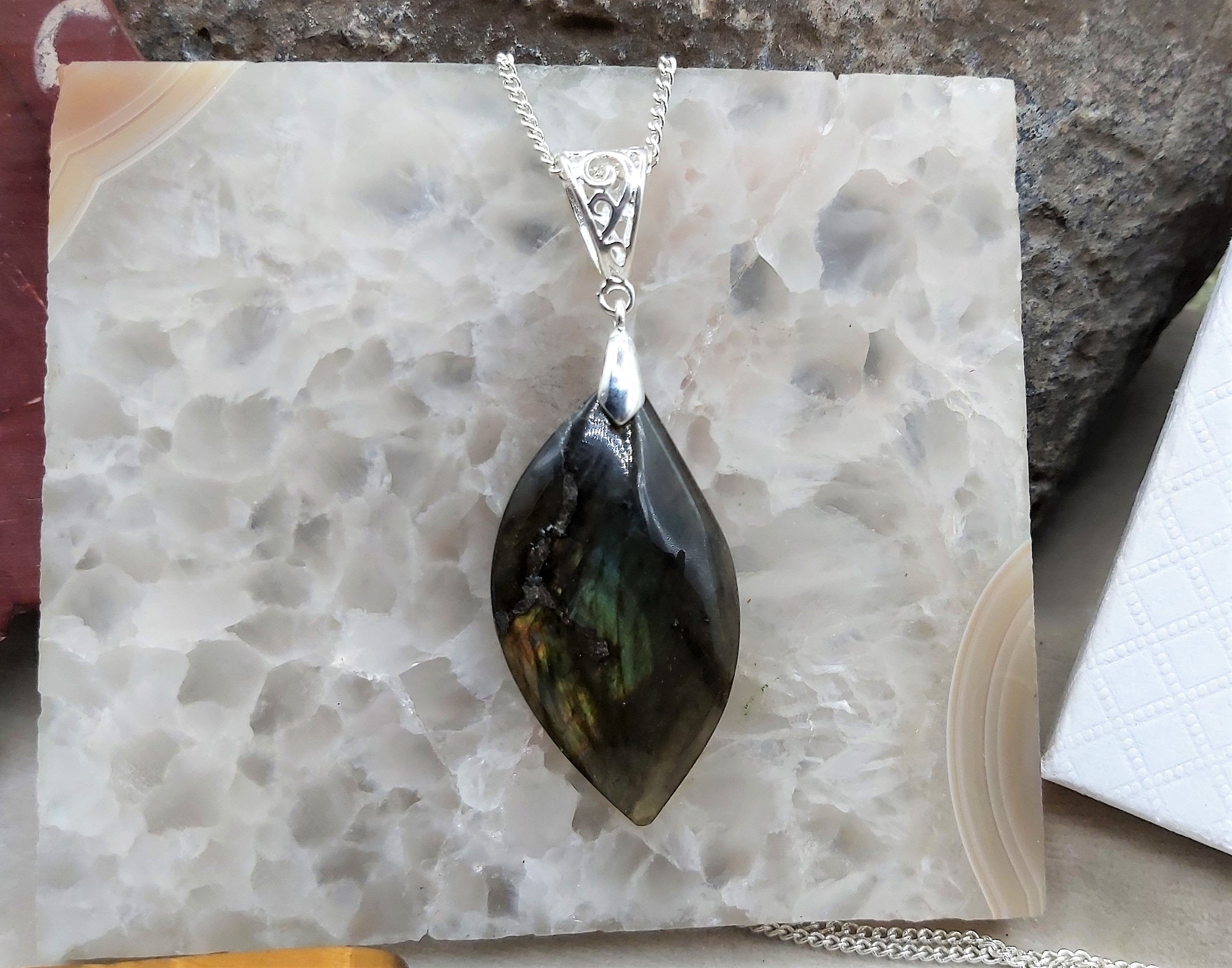 Très belle Labradorite taillée en feuille