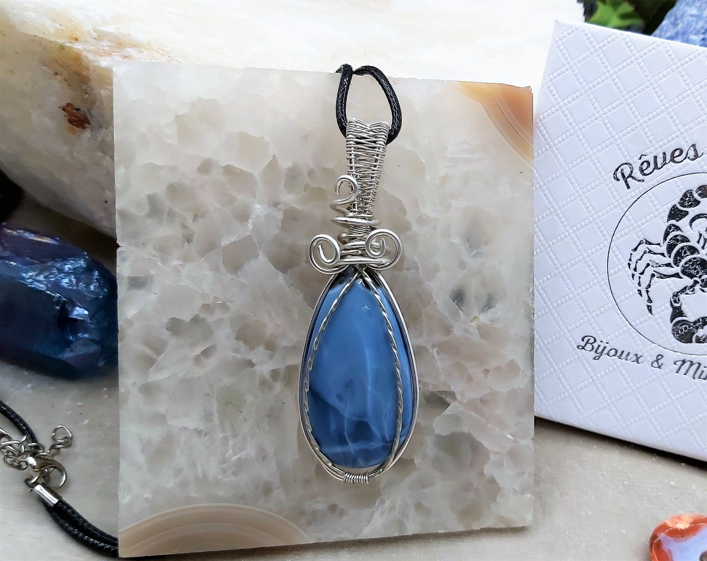 Pendentif Opale bleue sur fil d'argent