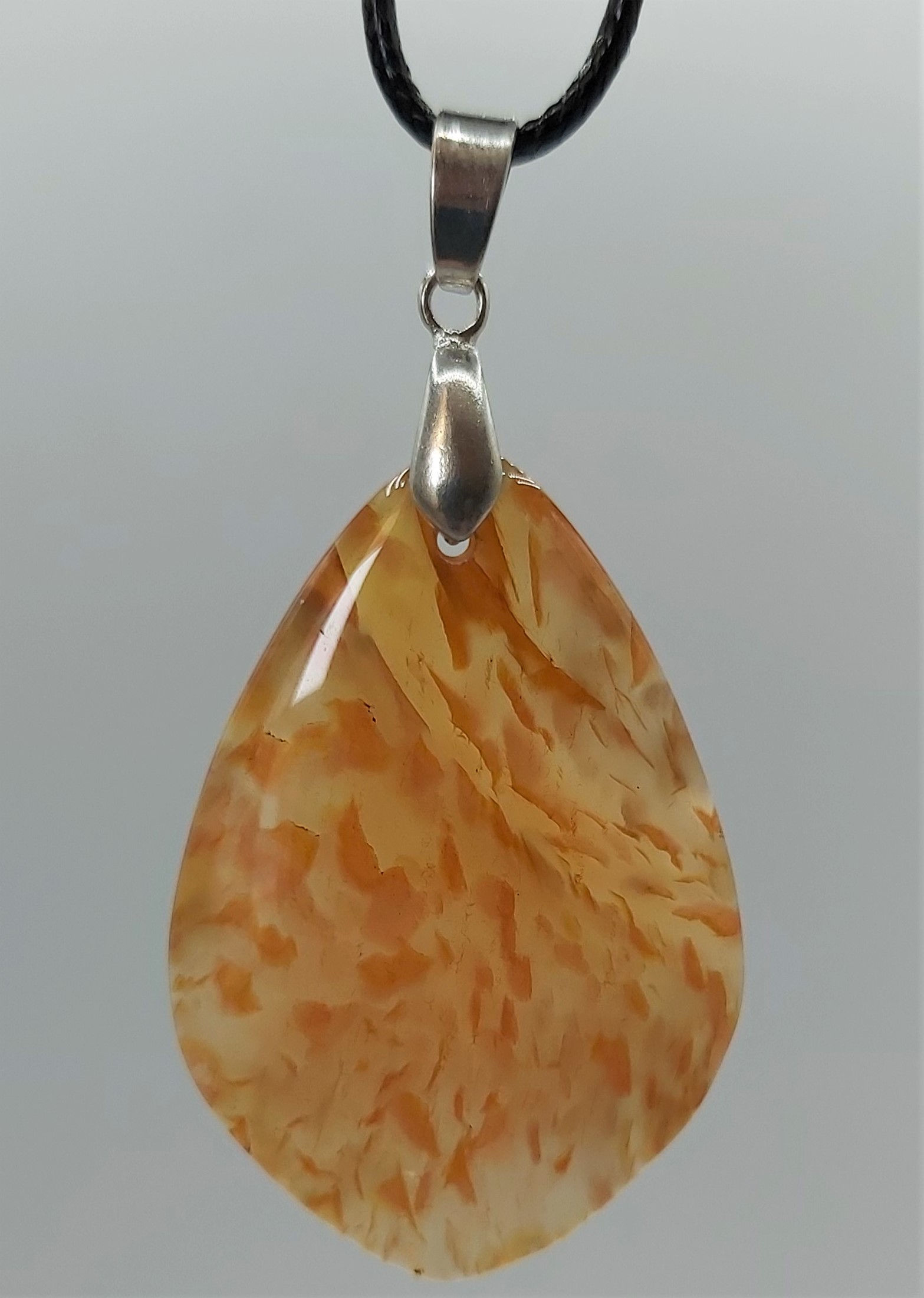 Collier avec jolis pendentifs Agates bicolores