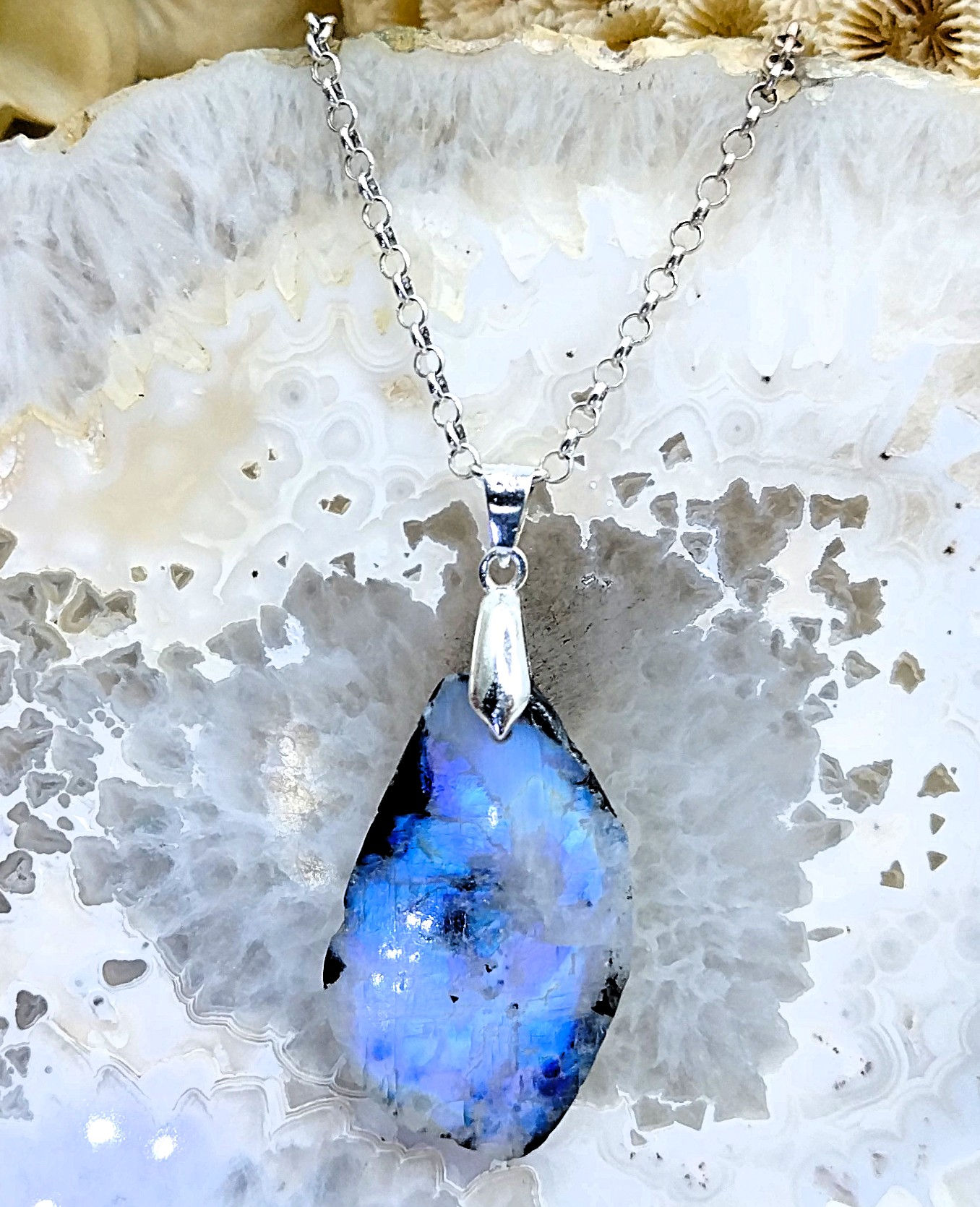 Pierre de Lune avec Tourmaline noire