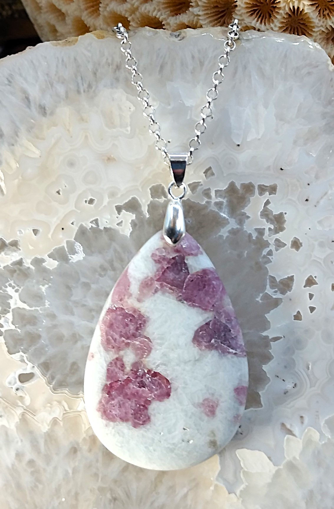 Tourmaline rose dans Calcite blanche