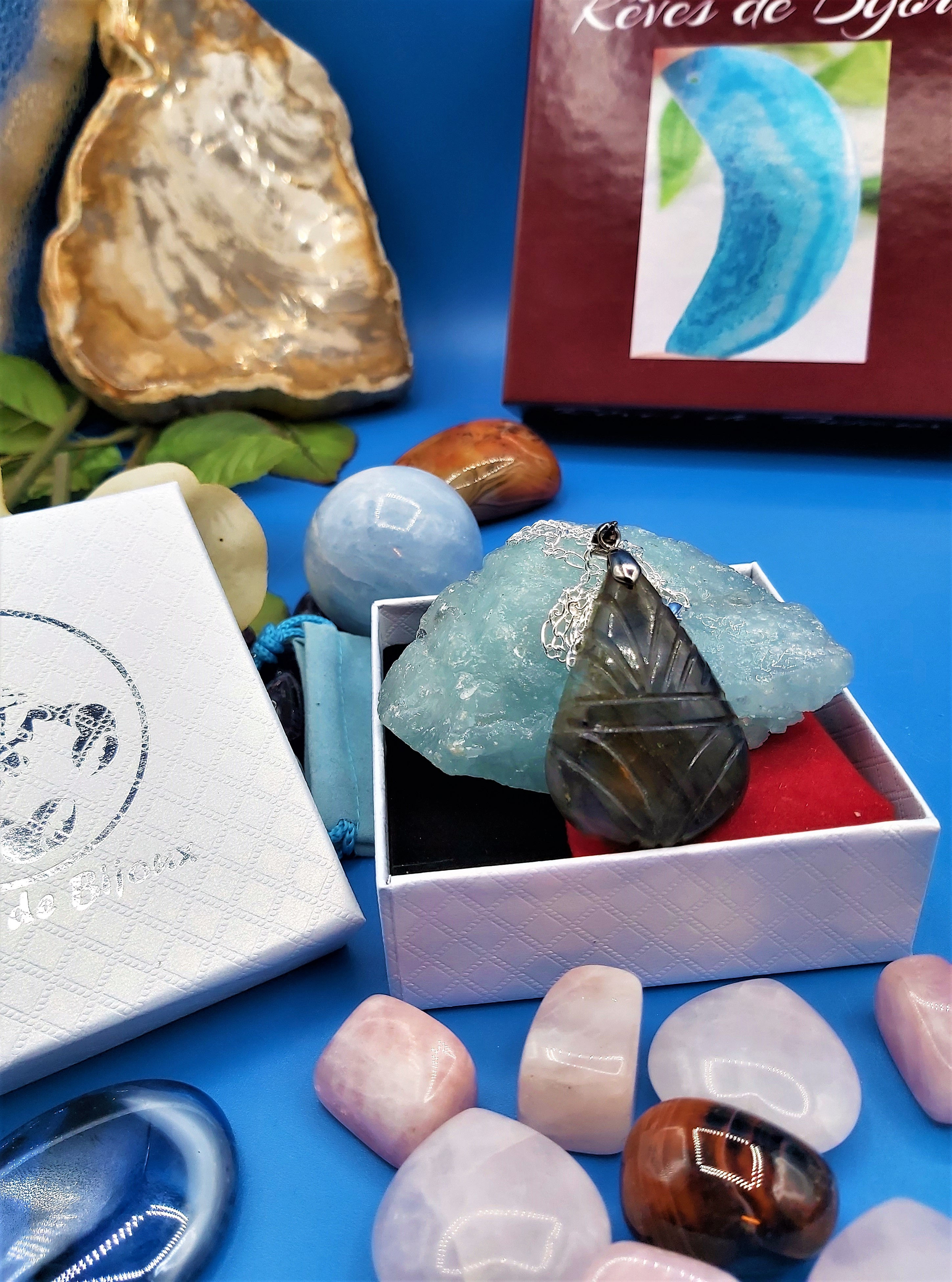 Collier avec très belle Labradorite gravée