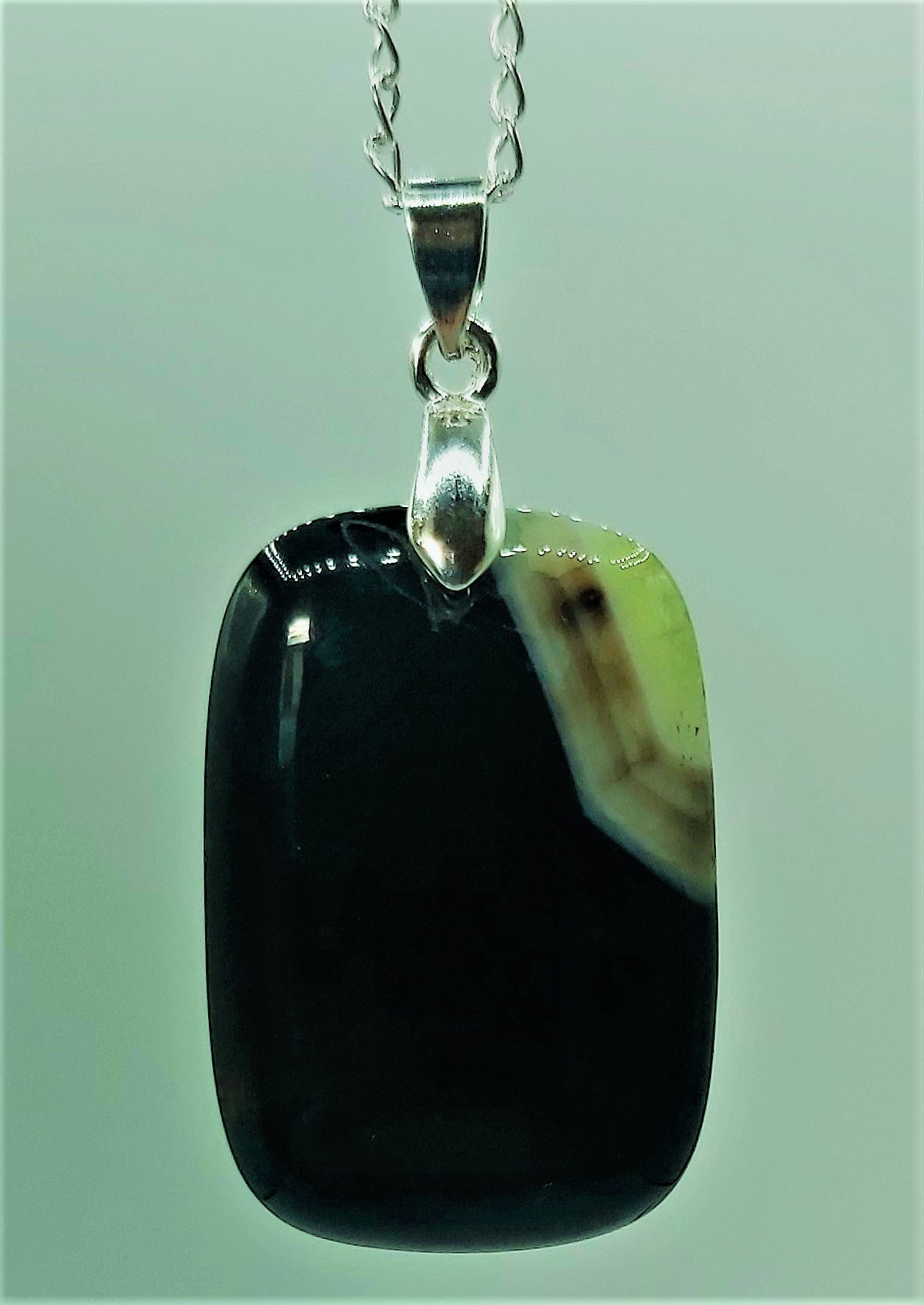 Collier avec joli pendentif Agate bicolore