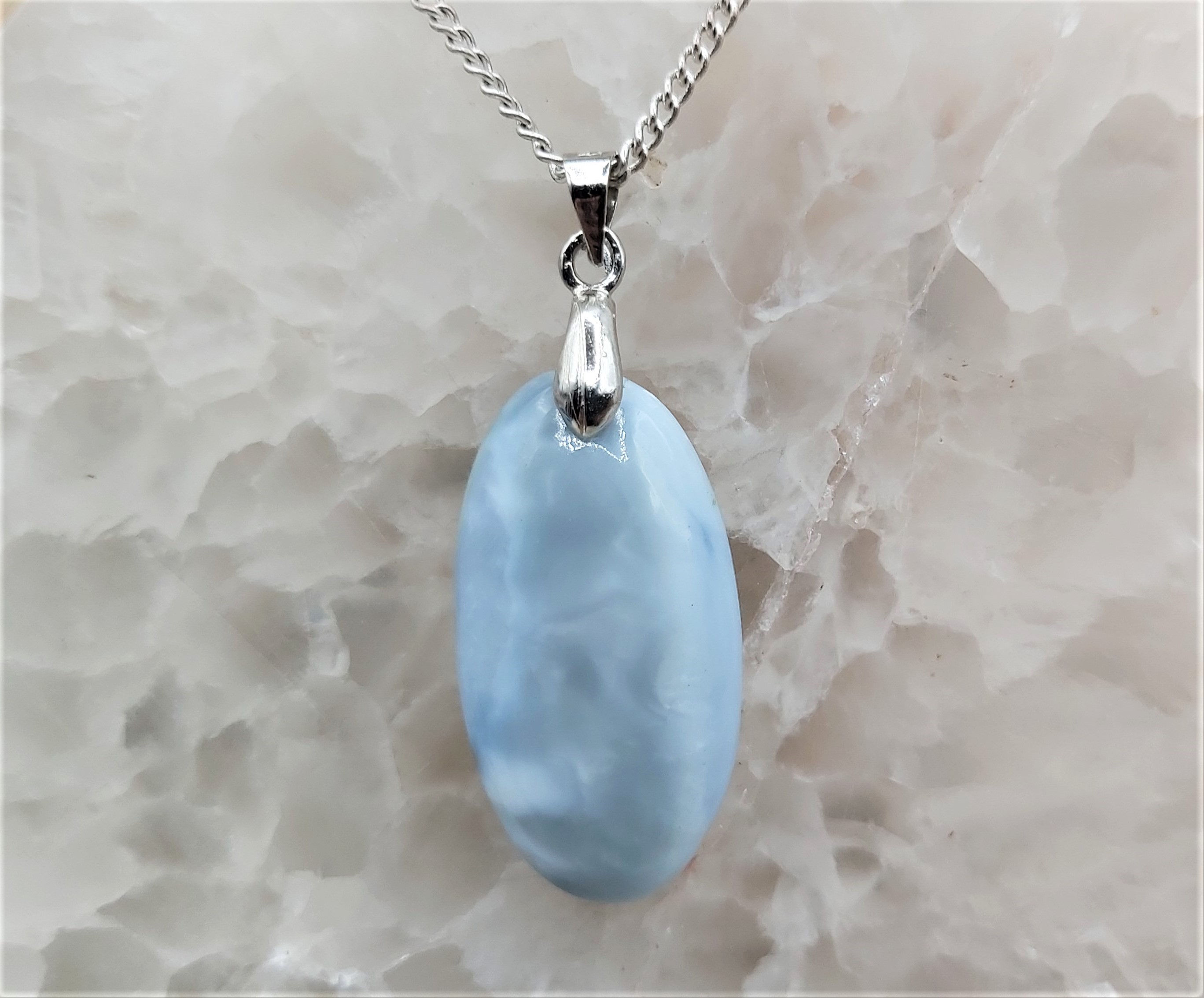 Très beau Pendentif Opale bleue