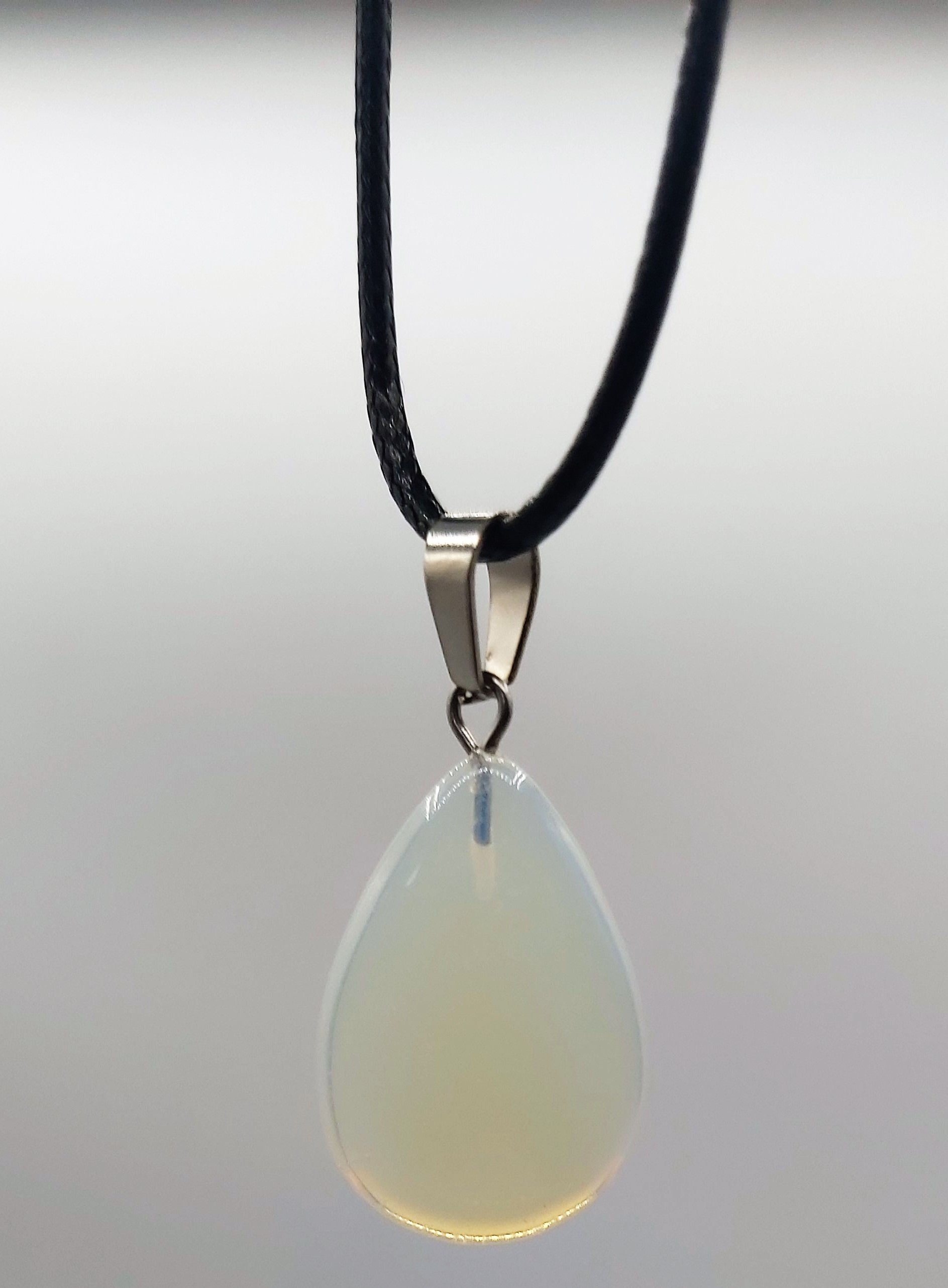 Collier avec petit pendentif Opaline