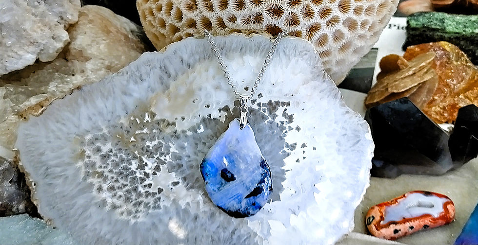 Miniature : Pierre de Lune avec Tourmaline noire