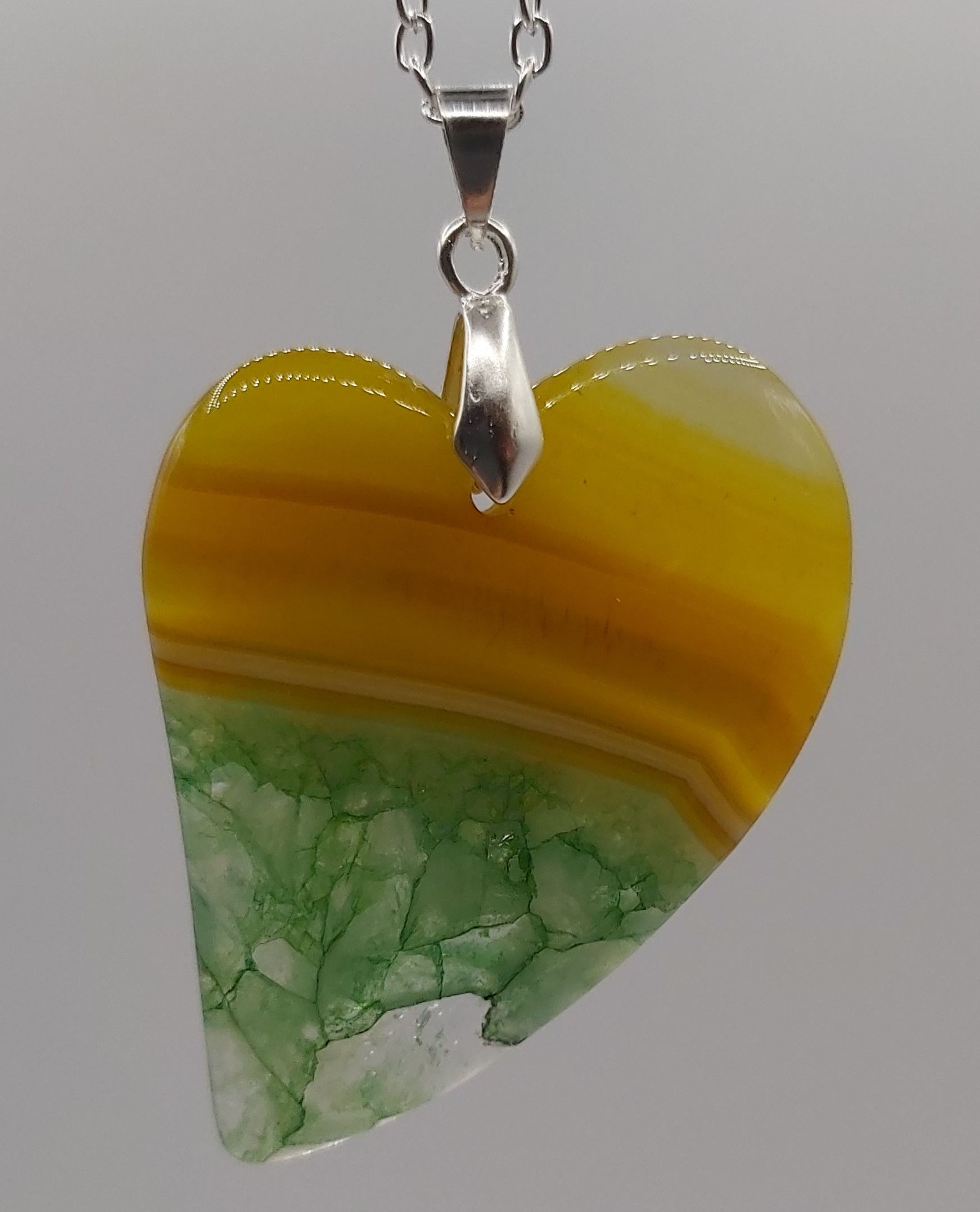 Collier avec pendentif agate en cœur