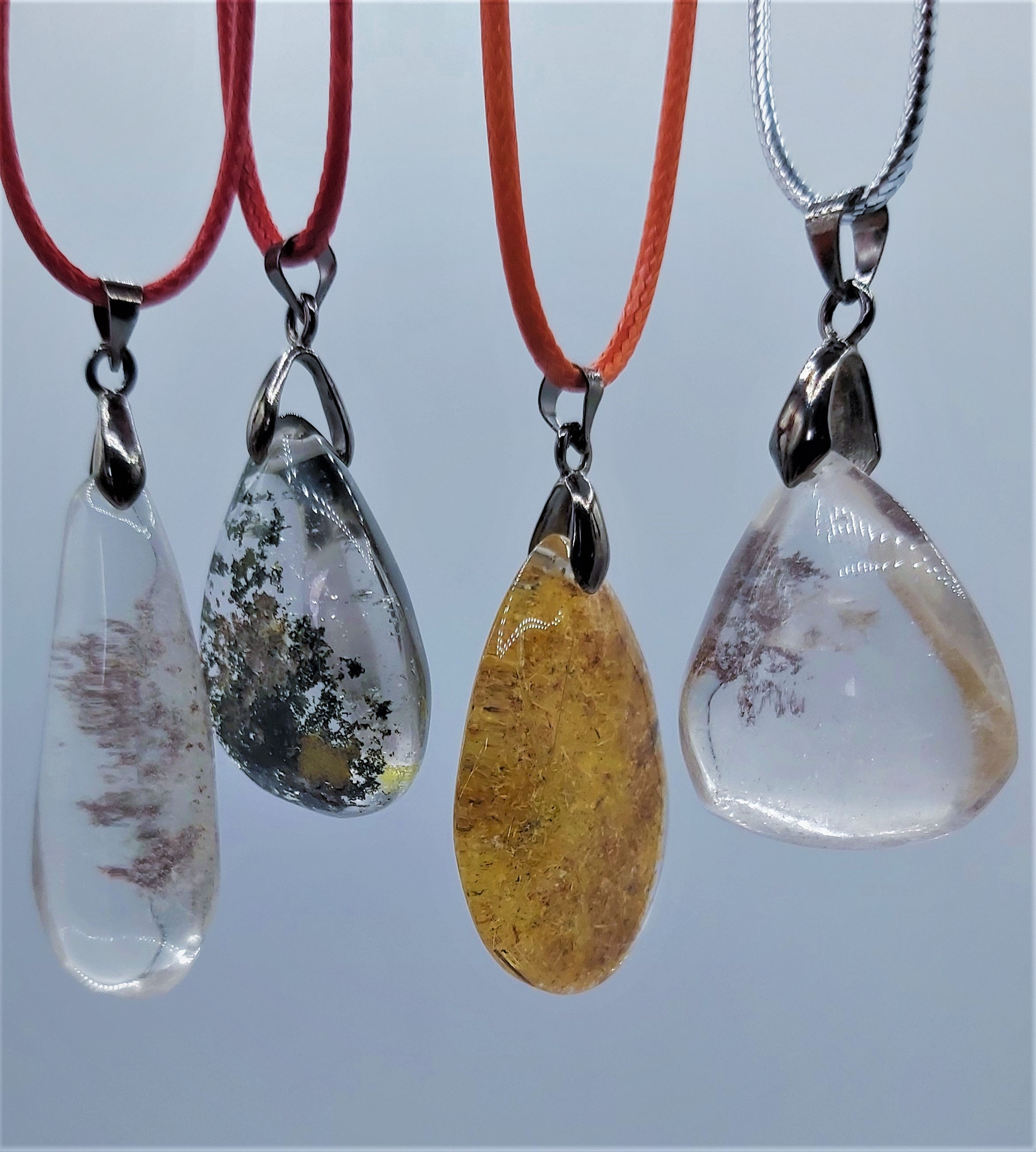 Collier avec pendentif Pierre Fantôme