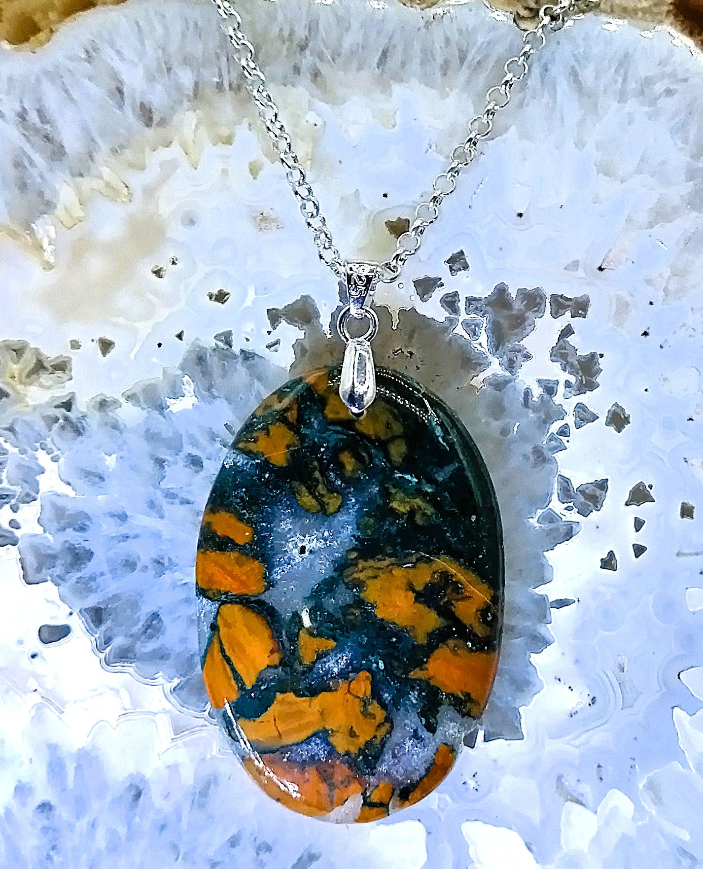Agate avec corail rouge fossile