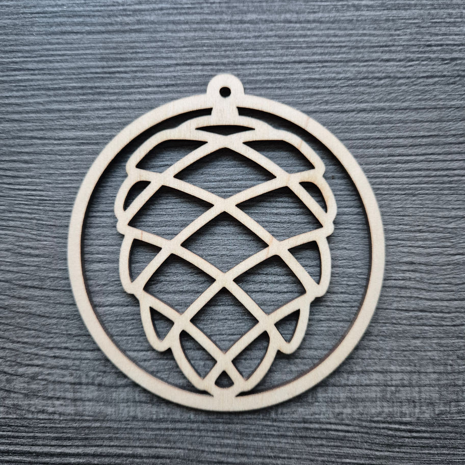 Dekorativ julekugle med Grankogle i træ fra WoodCreate