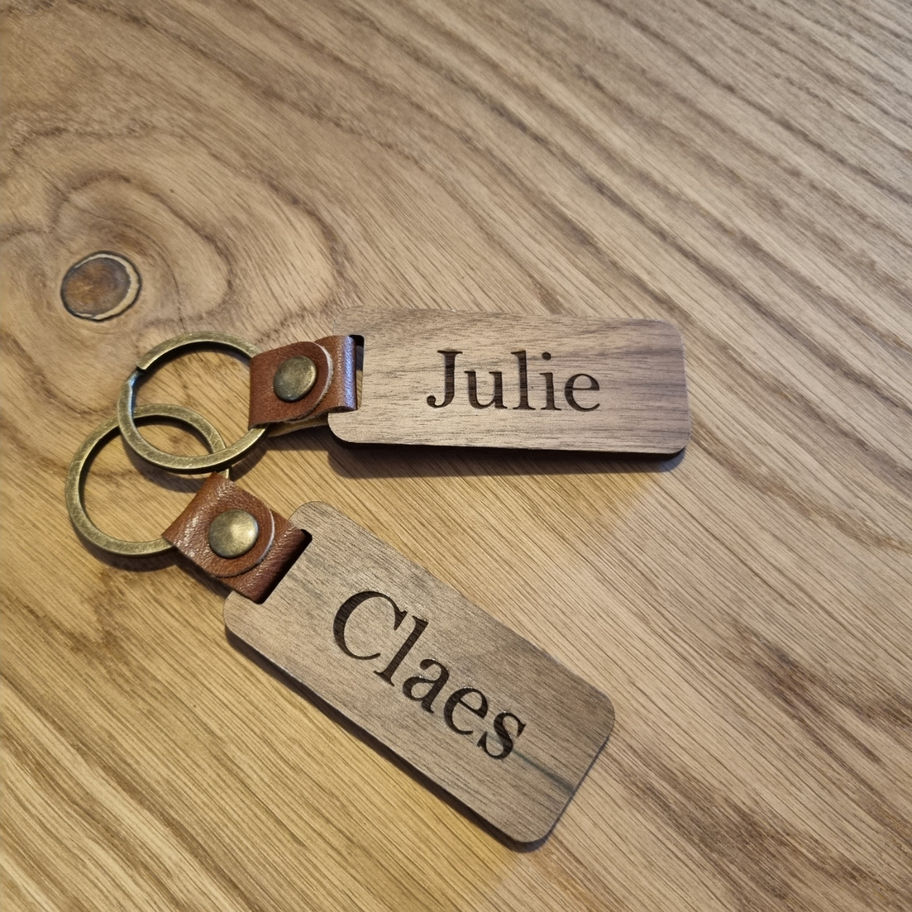 Valnødsnøglering med navn fra WoodCreate