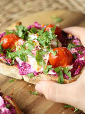 Tostada con Paté de Remolachas, Queso Crema, Huevo Poché y Perejil