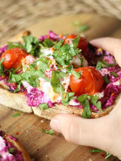 Tostada con Paté de Remolachas, Queso Crema, Huevo Poché y Perejil