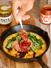 Provolone Fundido con un Toque Gourmet: Jamón Crudo, Rúcula, Chutney de Tomates y Paté de Aceitunas Negras