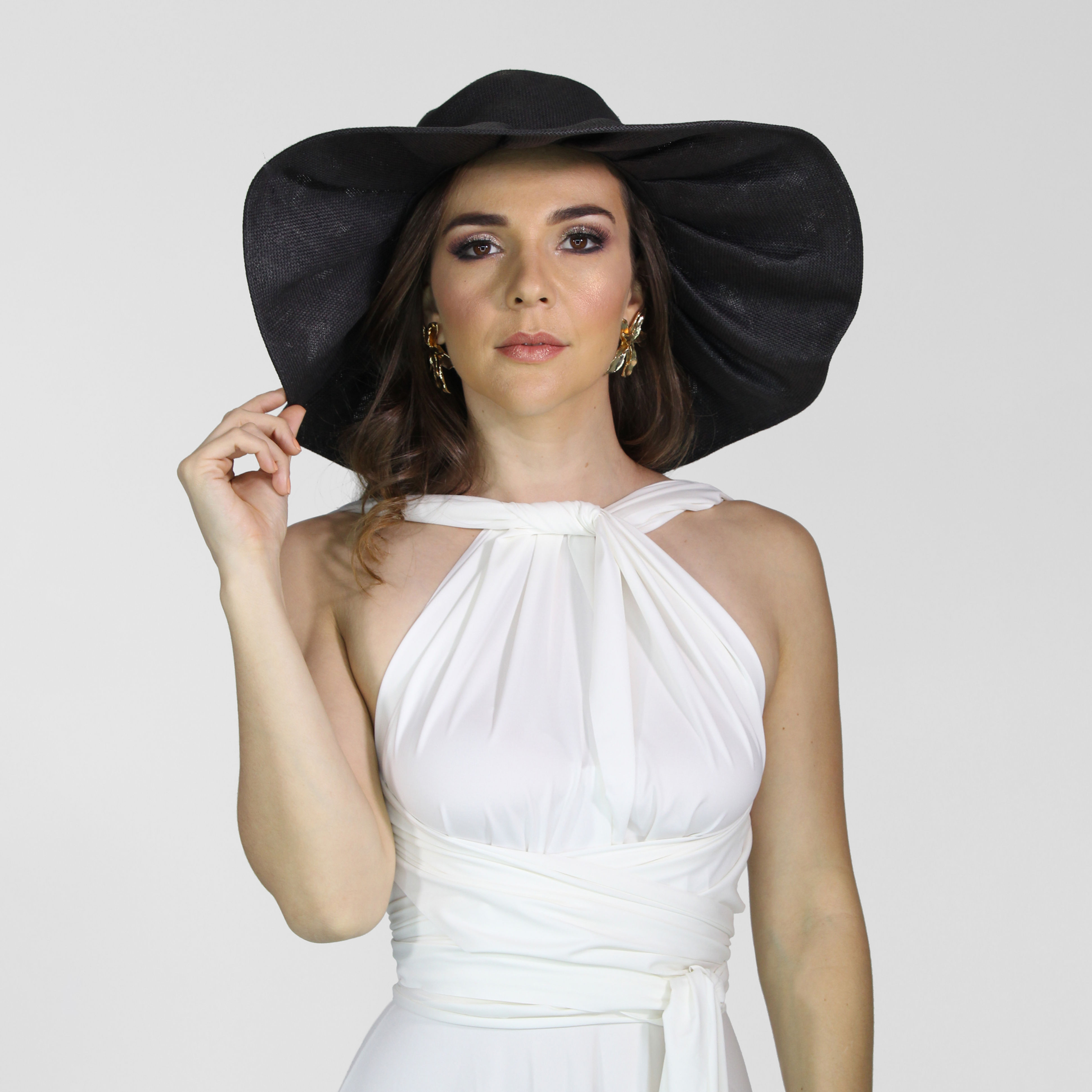 No. 7 SOMBRERO NEGRO CON MOÑO