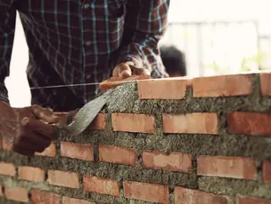 ¿Se puede construir pegado a un muro medianero?