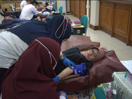 DONOR DARAH HIMAFARSI UG X KEBIDANAN: Berbagi Kehidupan, Menebar Kepedulian