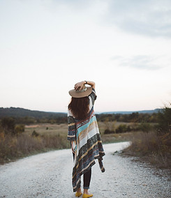 Femme sur une route déserte