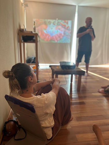 Damian facilitando una clase