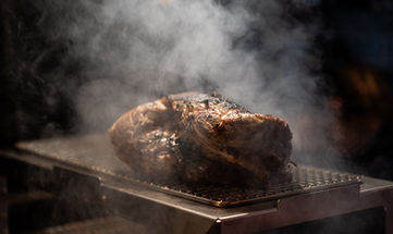 Pièce de viande qui cuit. 