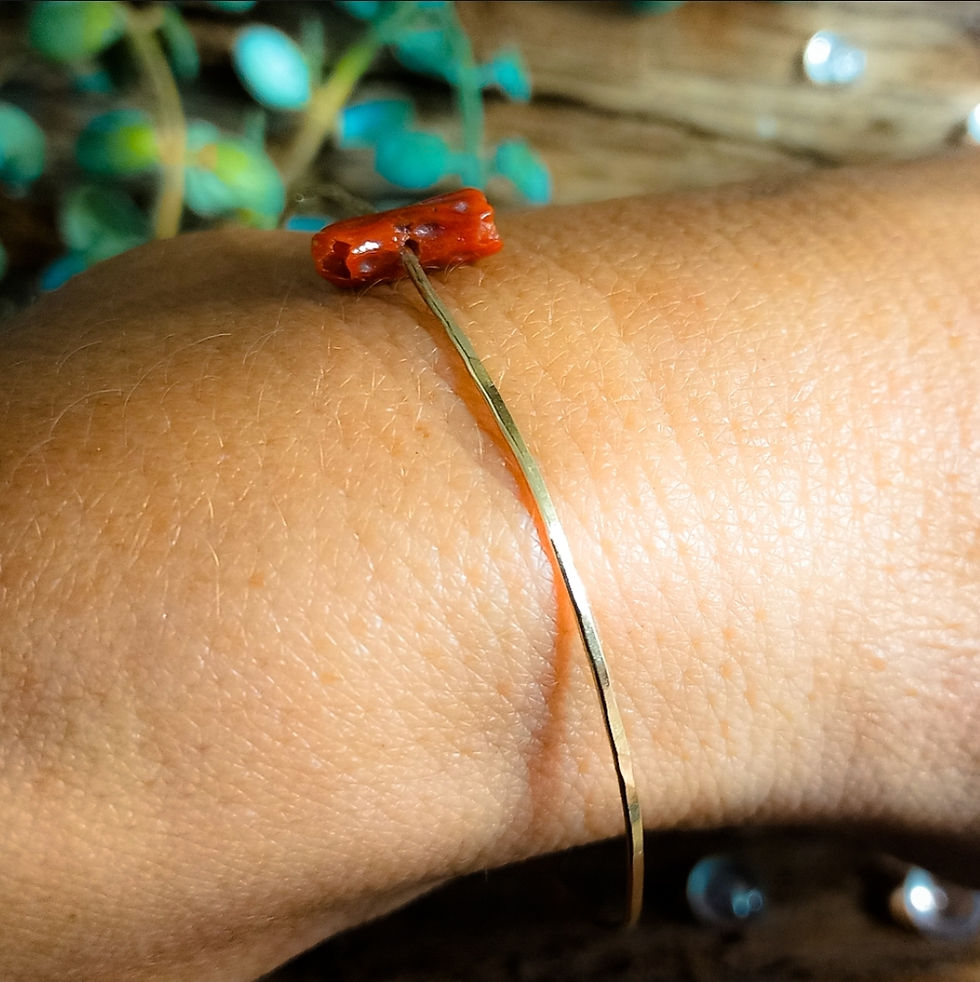 Miniature : Bracelet fin  martelé  en gold filled 14ct et corail Rouge
