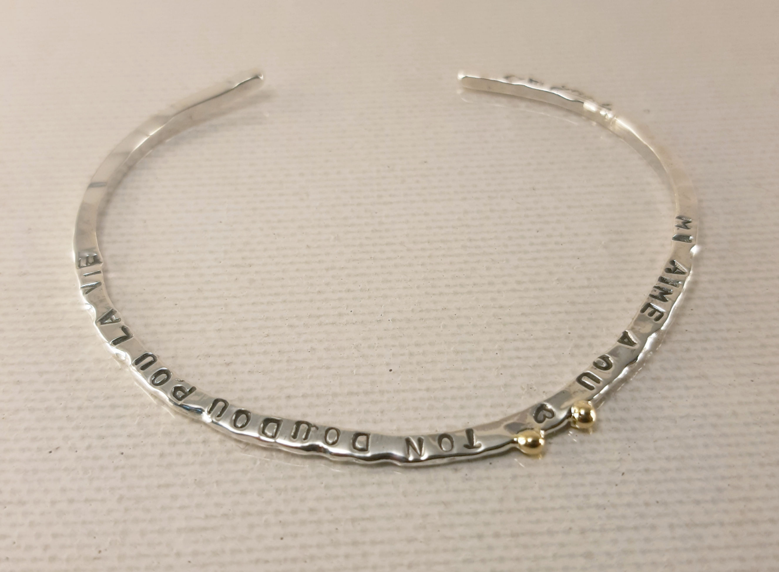 Jonc gravé, argent et 2 grains d'Or