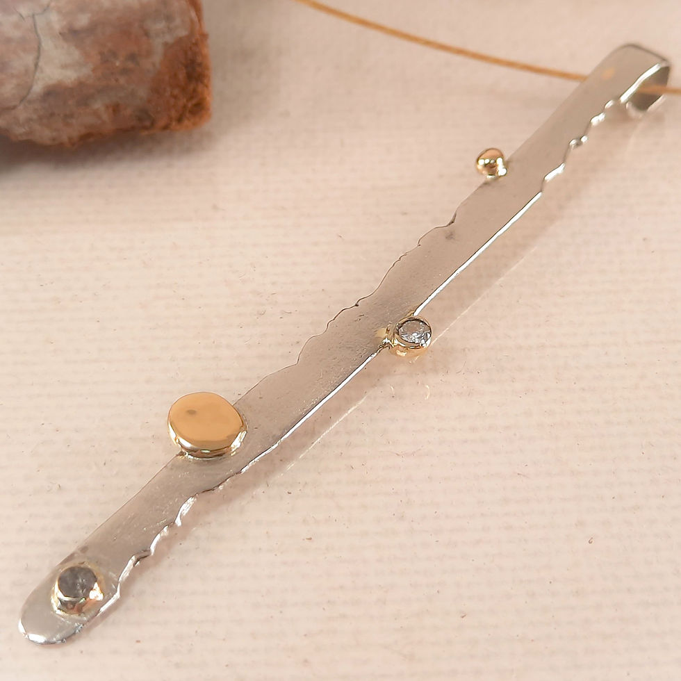 Miniature : Pendentif déstructuré  monté sur cable, diamants et éléments en or 18k.  DIA115P
