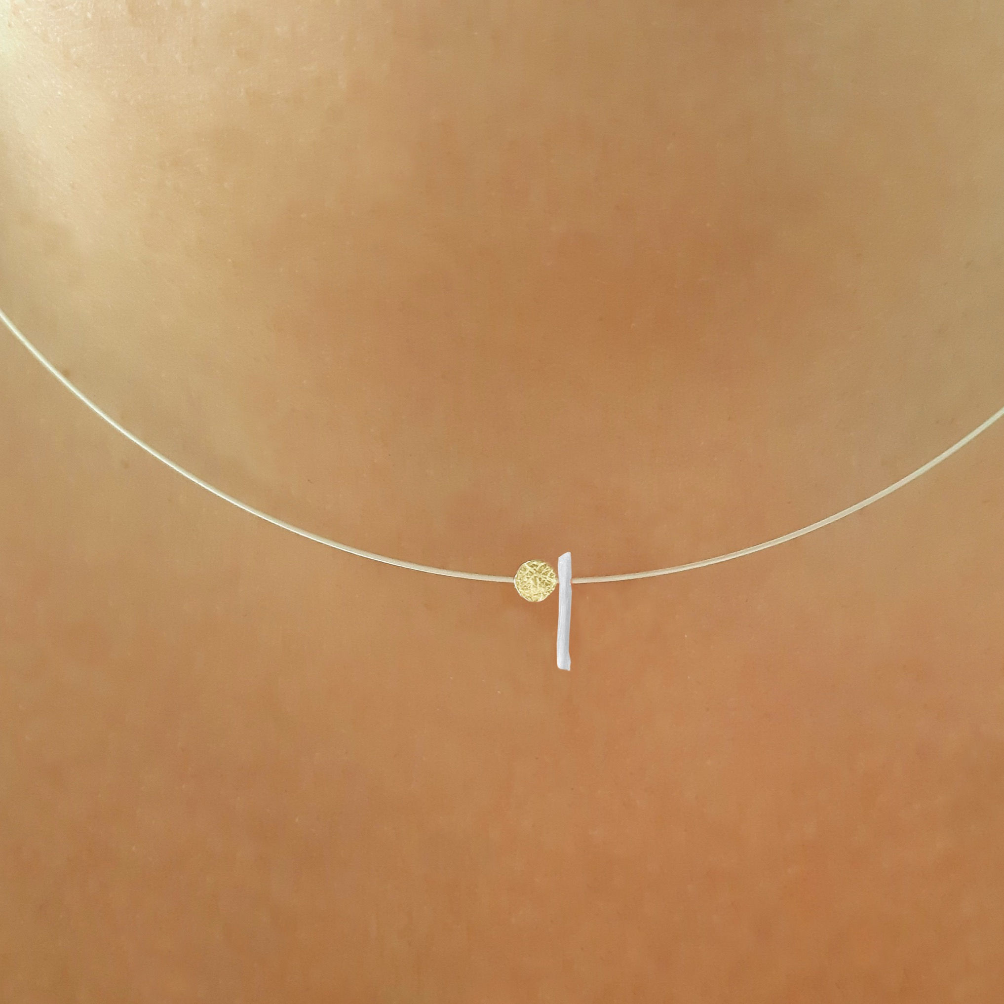 Collier ras de cou palet d'or 18k et corail blanc