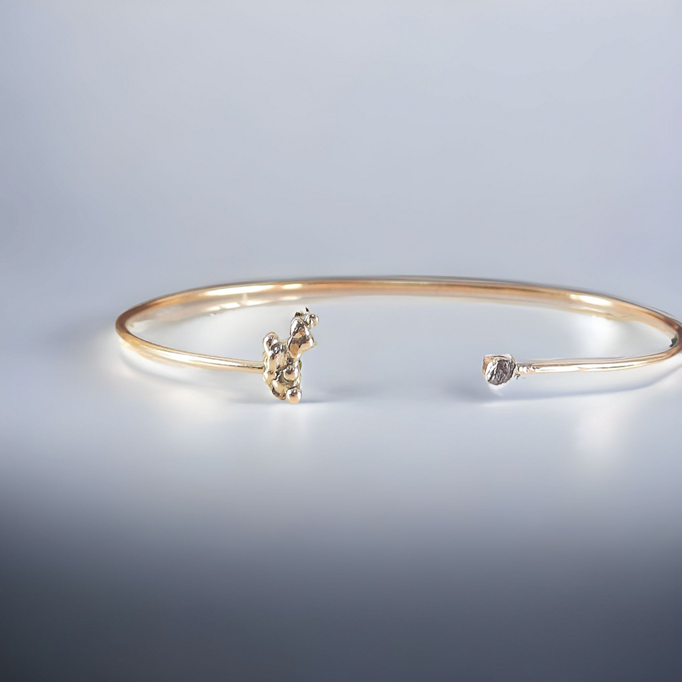 Miniature : Jonc grains or 750 °et diamant brut noir.                 DIA117J