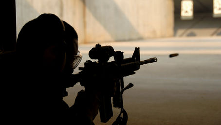 Entraînement tactique avec le système OSTS utilisant des munitions non létales dans un bâtiment.