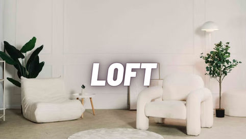 ein helles Loft Apartment mit flauschigen Möbeln, Vorhängen, einem Betonboden und Stuckwänden