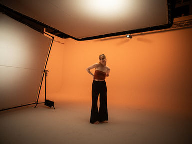 Model auf der 12 x 8 Meter großen Hohlkehle im Mietstudio Halle 7 in Lünen, NRW während eines professionellen Fashion Shootings mit großflächigem Toplight und gleichmäßiger Ausleuchtung