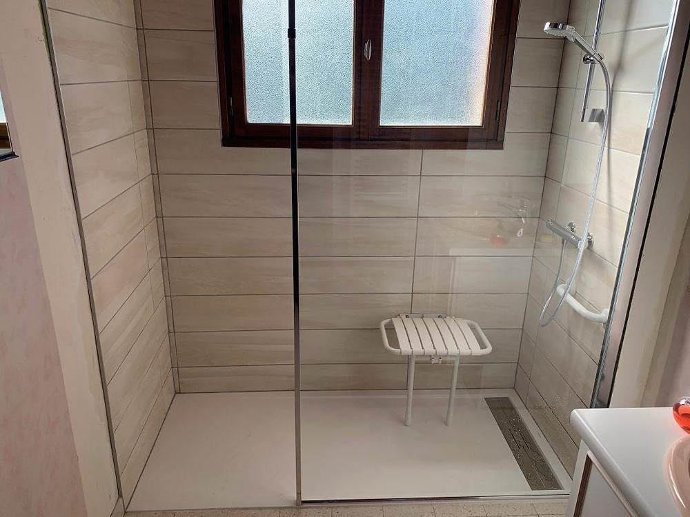 Salle de bain pour personne à mobilité réduite à Nimes