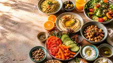 Mediterrane Vorspeisenplatte mit Oliven, Feta, Gemüse und gutem Öl von oben fotografiert