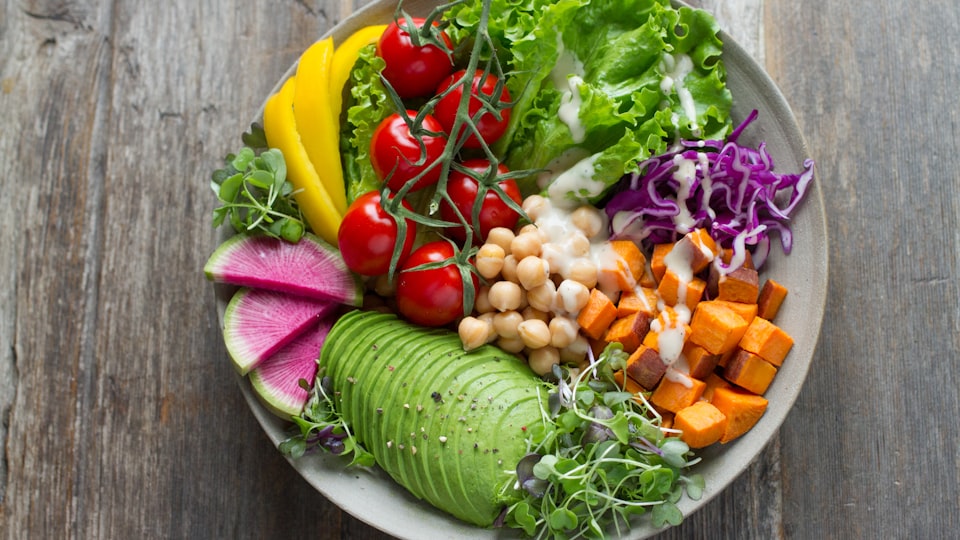 Fertig angerichtete, ausgewogene Mahlzeit als Ergebnis der Ernährungsumstellung