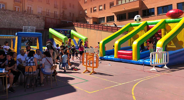 Niños jugando en el patio del colegio