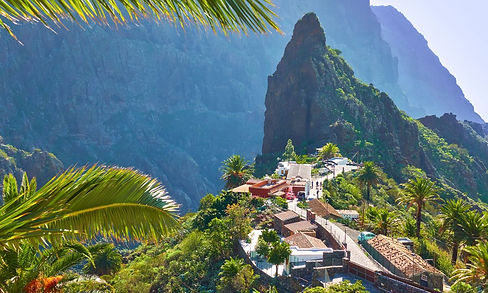 Caserío-tradicional-de-Masca-entre-montañas-escarpadas.jpg