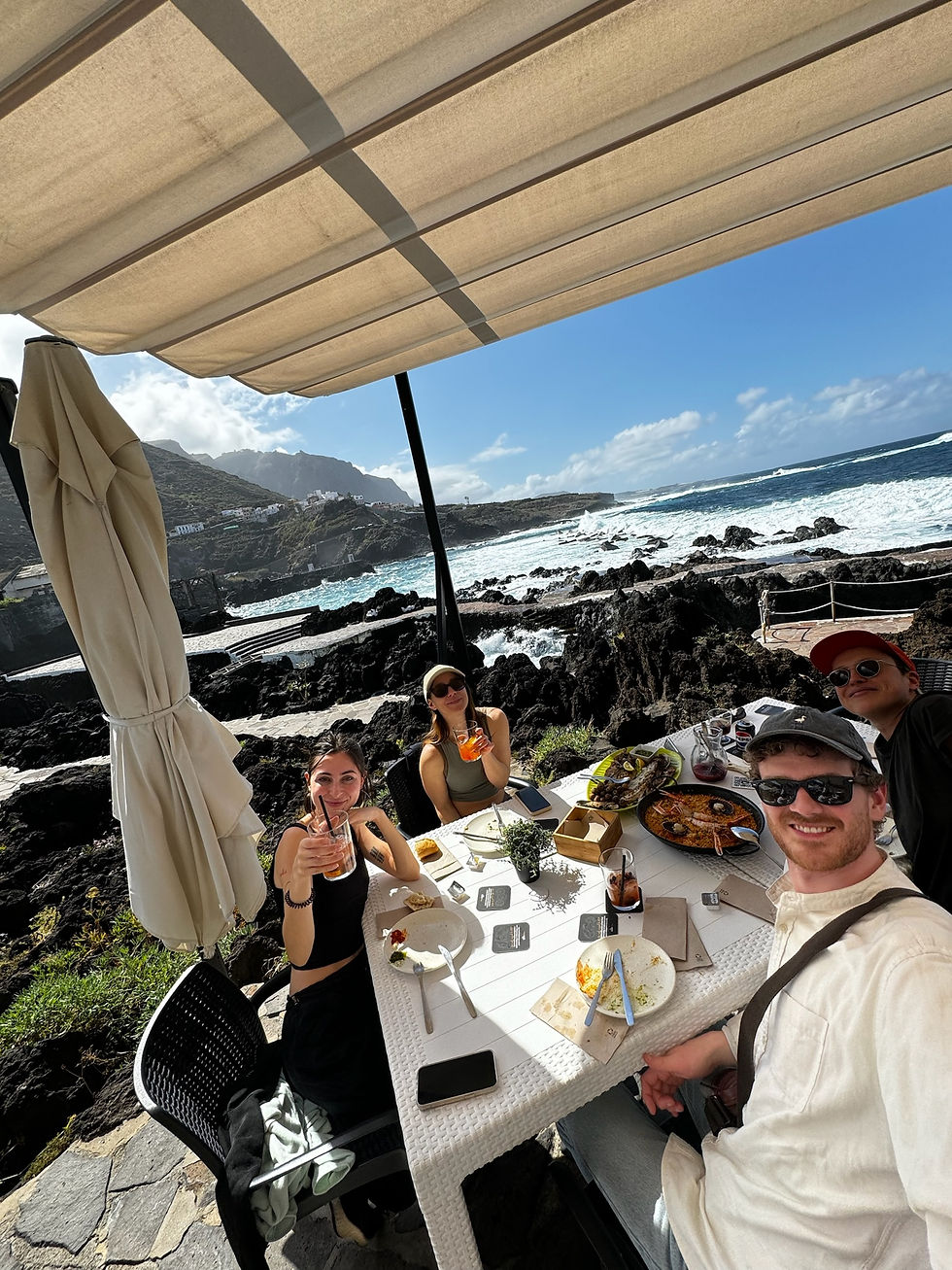 Estudiantes de excursión en Garachico almorzando
