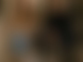 Casal jovem sentado em café ao ar livre com tênis brancos em evidência, cena urbana casual e estilosa