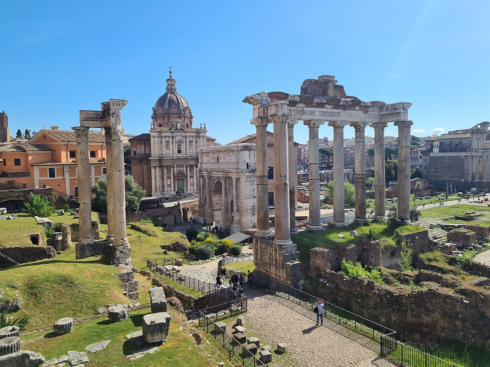 Vista do Fórum Romano em Roma a partir do Palatino, com colunas antigas, ruínas arqueológicas e igreja histórica no roteiro pela Roma Antiga.