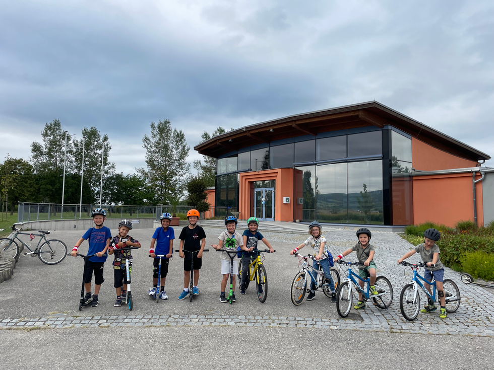 Gruppenfoto vor dem Haus der Generationen in Muckendorf mit The Allrounder-Camps