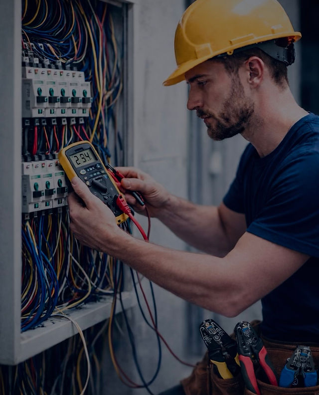 Elektriker prüft eine elektrische Verteilung mit Multimeter
