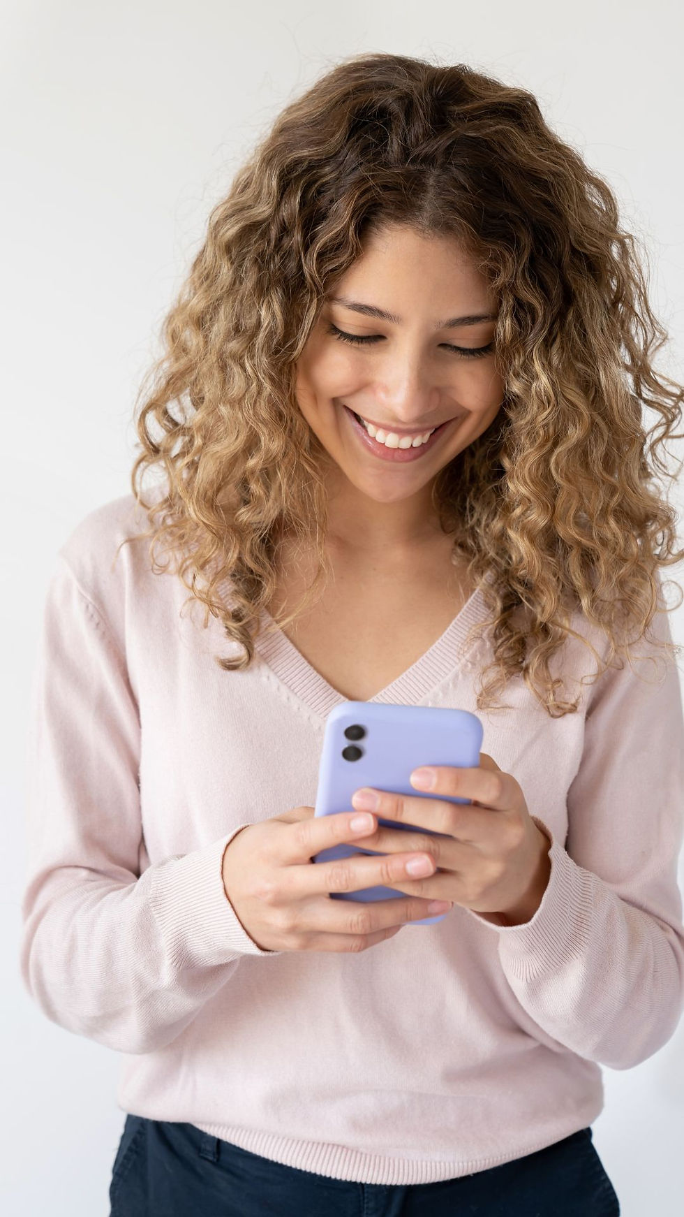 Mujer utiliza ChatGPT en su vida diaria