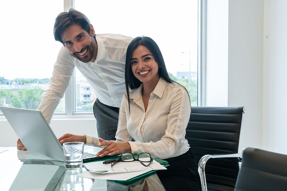 Pareja-sonriendo-Odontología-preventiva-laboral
