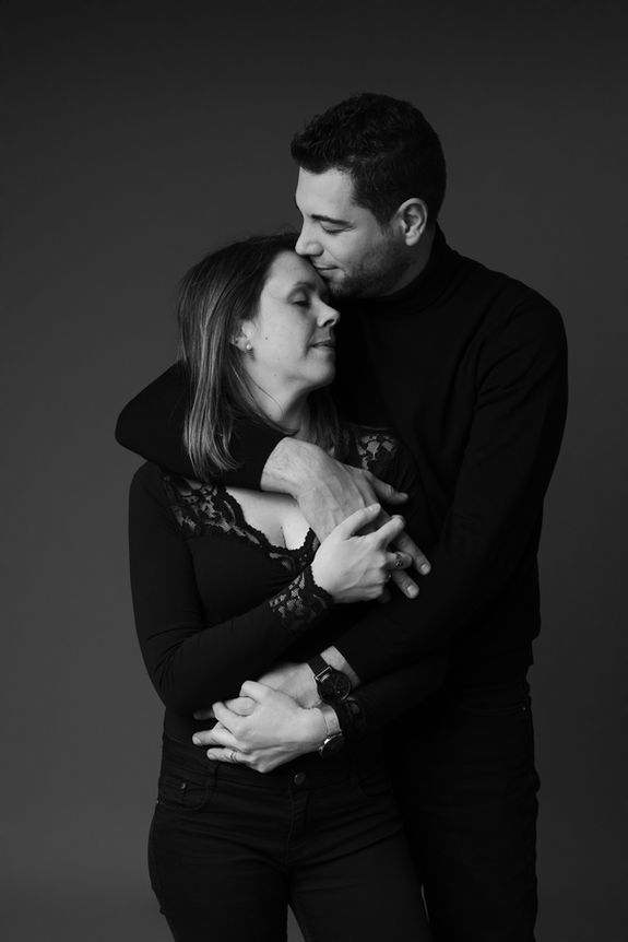 Séance photo famille en studio, séance photo couple en studio, séance photo mère fille en studio, séance photo mère fils en studio, séance photo femme en studio, séance photo enfant en studio