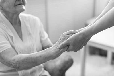 massage-main-personne-agee-400.jpg