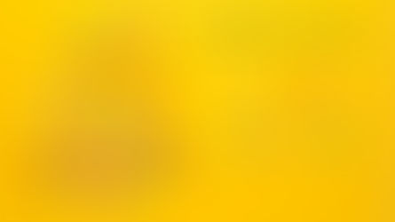 Mehrere bunte Wäscheklammern liegen links ungeordnet auf einem leuchtend gelben Hintergrund, während rechts einige Wäscheklammern in kleinen, geordneten Gruppen stehen; oben rechts steht der Schriftzug „SYSTEM STATT CHAOS“ in blau-grüner Schrift