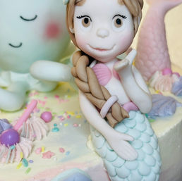 Zeemeermin met groene staart en bruine haren in suikerpasta